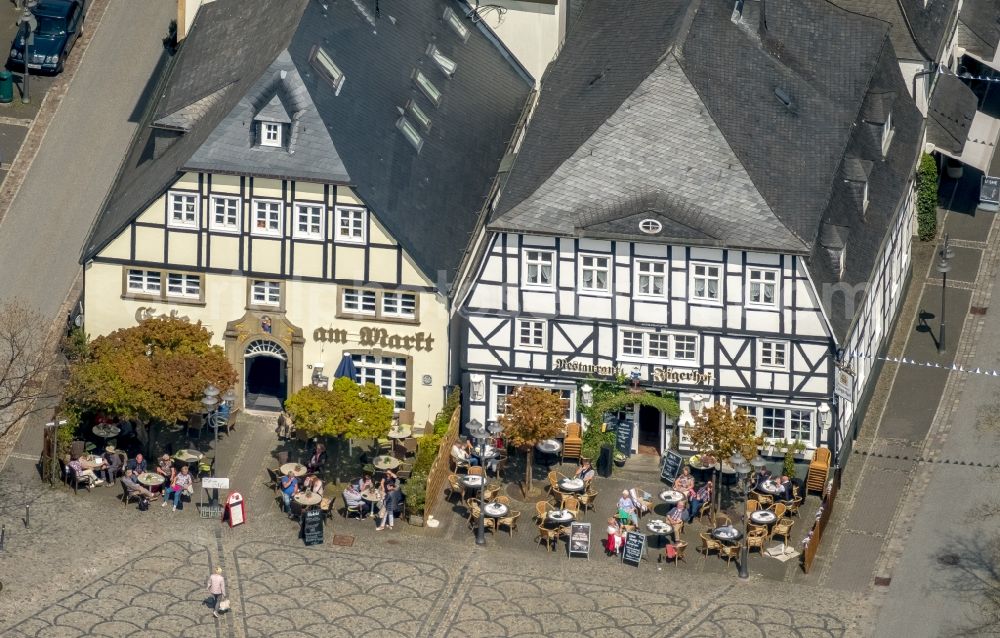 Brilon from above - Tables and benches of open-air restaurants Restaurant Der Jaegerhof Am Markt in Brilon in the state North Rhine-Westphalia