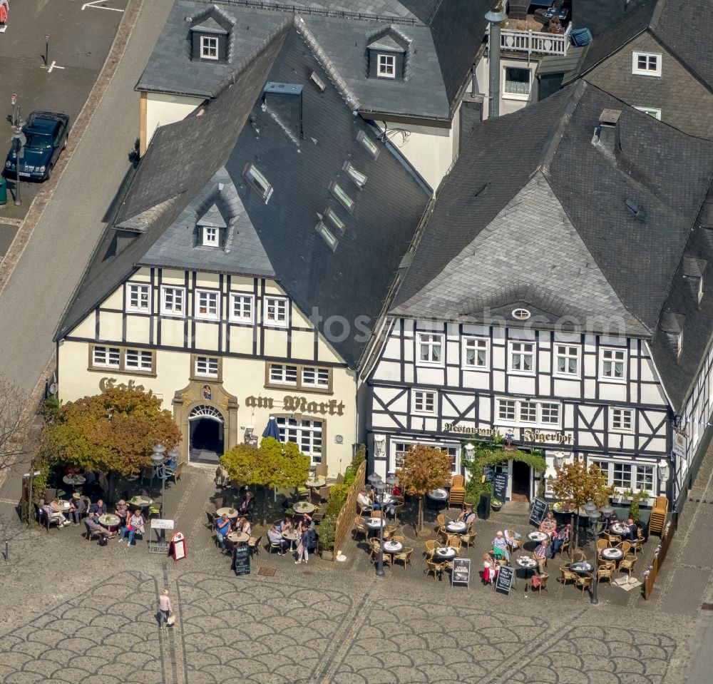 Brilon from the bird's eye view: Tables and benches of open-air restaurants Restaurant Der Jaegerhof Am Markt in Brilon in the state North Rhine-Westphalia