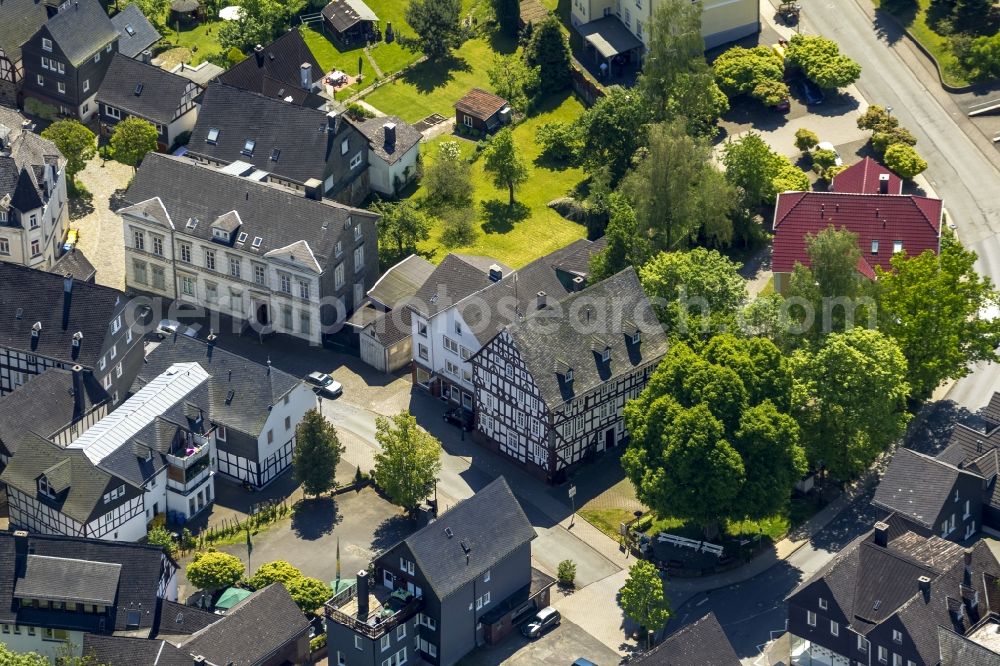 Aerial photograph Bad Laasphe - Half-timbered houses on Church Square in the city center of the old Bad Laasphe in the state of North Rhine-Westphalia