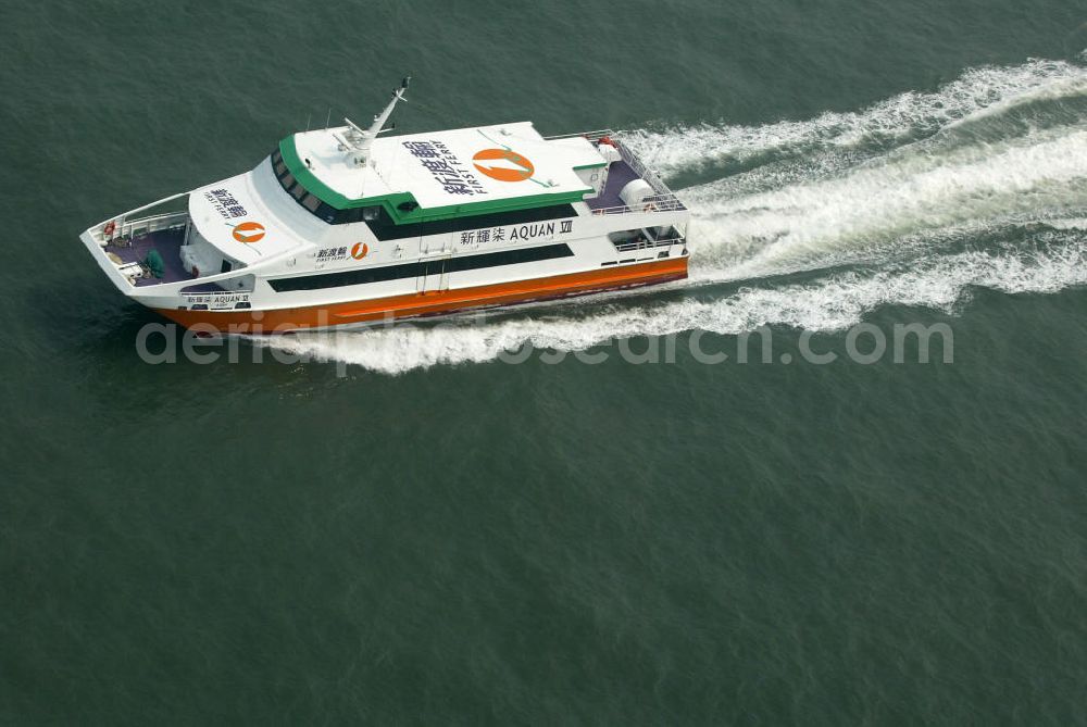 Hongkong from above - Blick auf das Tragflaechenboot das als Faehrein im Hafen von Hongkong unterwegs ist.