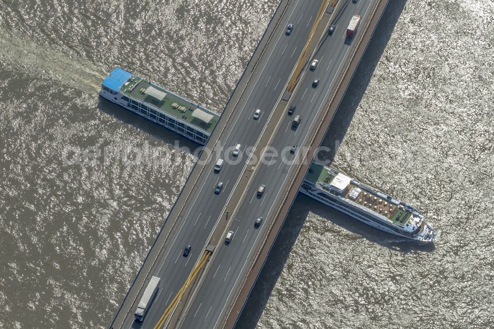 Aerial image Duisburg - Passenger ship - Cruise on the Ruhr on the highway - Bridge E34 / A40 motorway in the district Neuenkamp of Duisburg in North Rhine-Westphalia