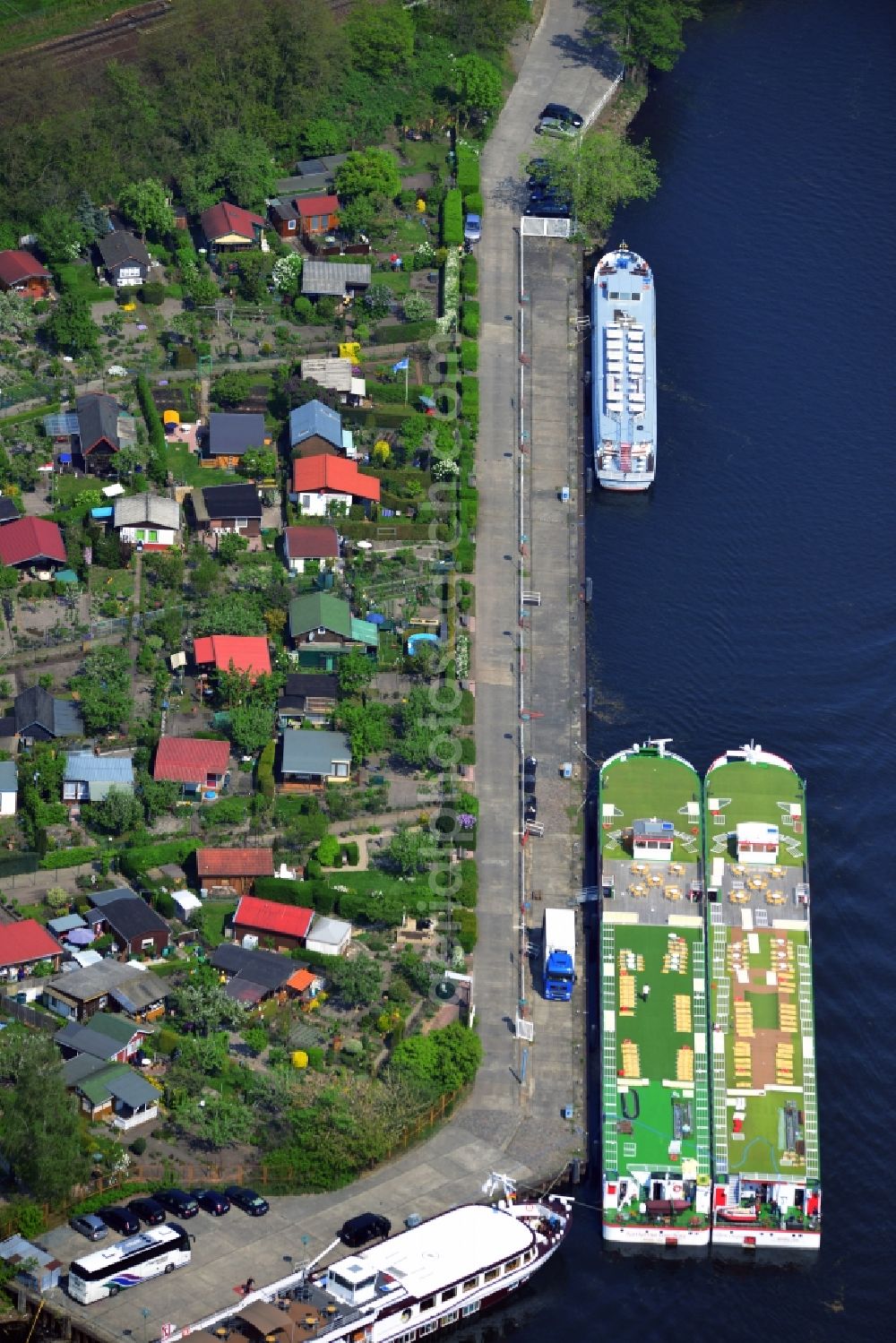 Aerial image Potsdam - In port on the Long Bridge in the city center of Potsdam in Brandenburg passenger ships are moored. The White Fleet Potsdam GmbH starts with their steamers from here in the lakes around the state capital. Directly on the jetty of the White Fleet, the allotment site is Am Hinzenberg