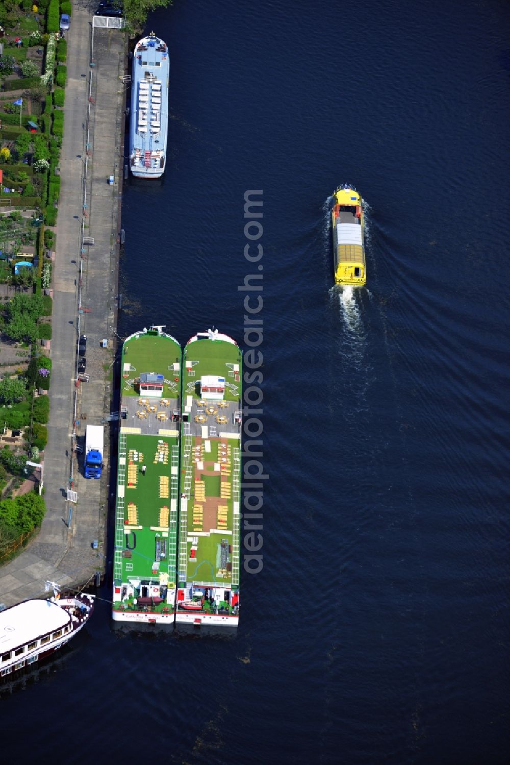 Aerial photograph Potsdam - In port on the Long Bridge in the city center of Potsdam in Brandenburg passenger ships are moored. The White Fleet Potsdam GmbH starts with their steamers from here in the lakes around the state capital. A water taxi passes through the port area