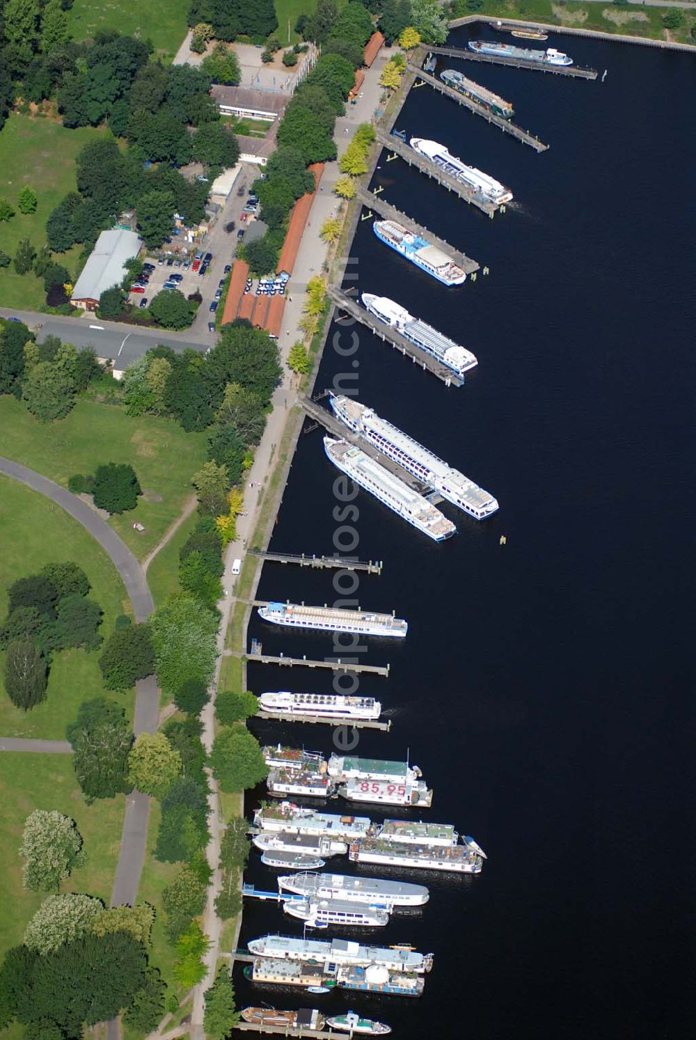 Berlin from the bird's eye view: Blick auf den Fahrgastschiffhafen Treptow. Die Stern und Kreisschiffahrt GmbH Berlin ist ein Berliner Schifffahrtunternehmen mit Sitz in Alt-Treptow. Das Unternehmen wurde am 8. August 1888 vom Kaufmann Krokisius aus der Berliner und Stralauer Dampfschiffahrts-Gesellschaft unter dem Namen Spree-Havel-Dampfschiffahrts-Gesellschaft Stern gegründet und fusionierte 1992 mit der Weißen Flotte Berlin. Es betreibt mit heute 30 Fahrgastschiffen den Fähr- und Ausflugsverkehr in und um Berlin und gehört zur Hegemann-Gruppe.