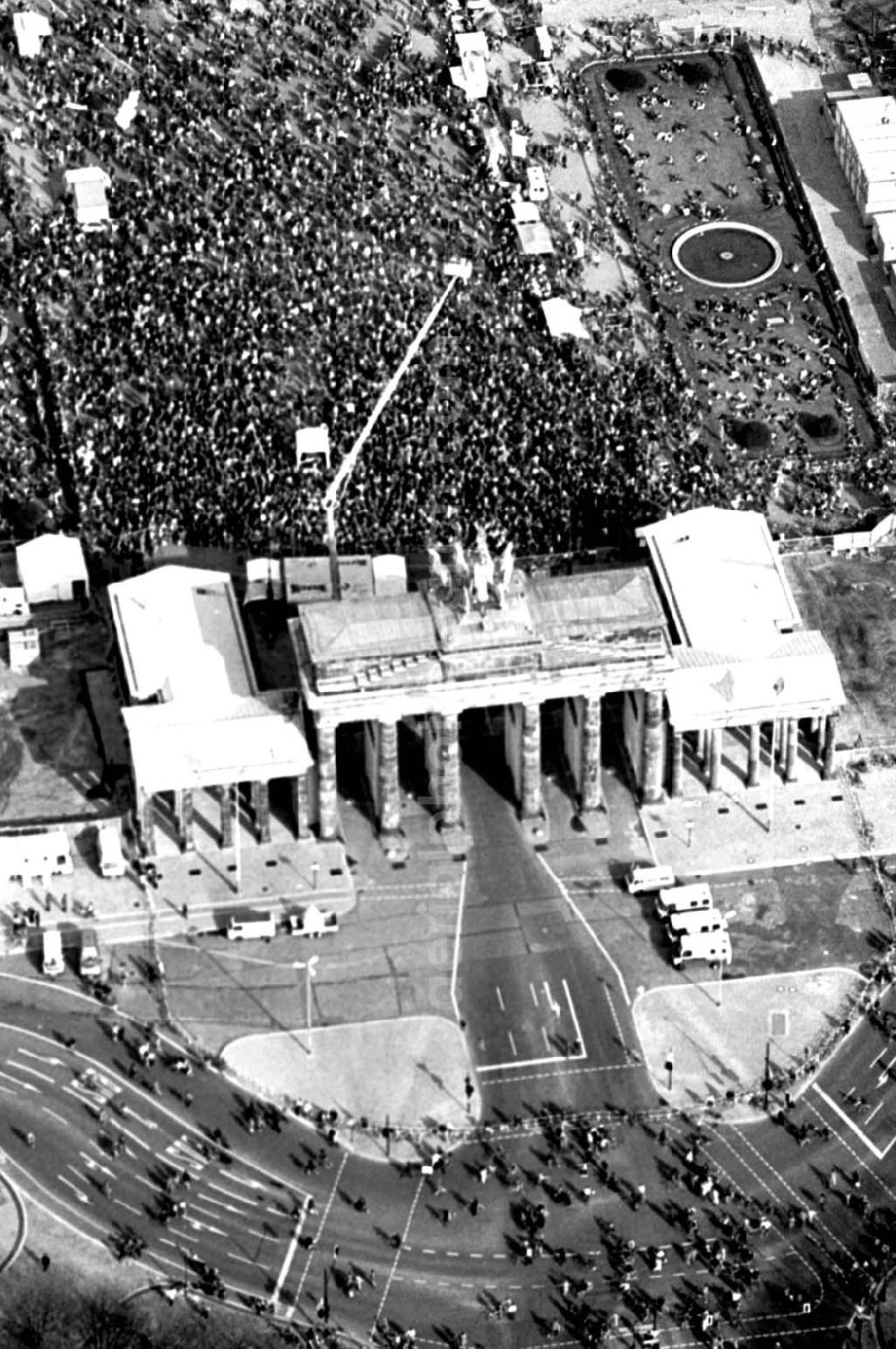 Aerial photograph Berlin - 02.04.1995 Fahrrad-Korso am Brandenburger Tor