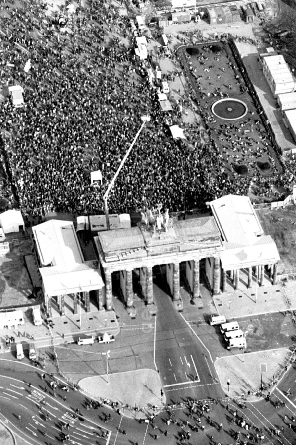 Berlin from the bird's eye view: 02.04.1995 Fahrrad-Korso am Brandenburger Tor