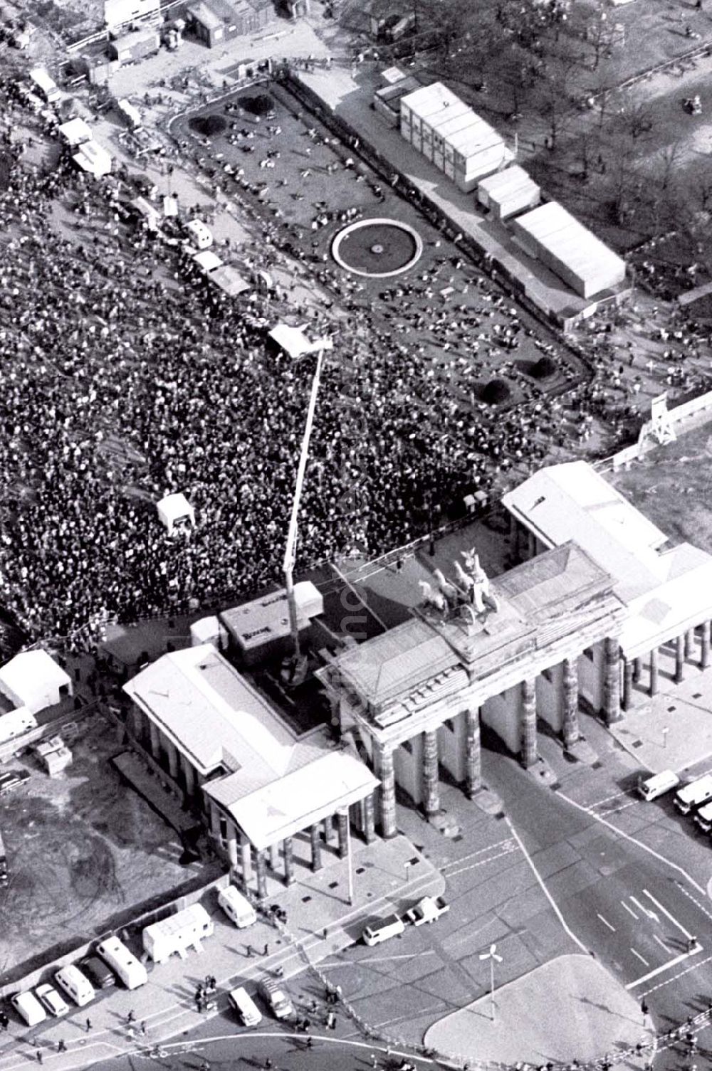 Berlin from above - 02.04.1995 Fahrrad-Korso am Brandenburger Tor