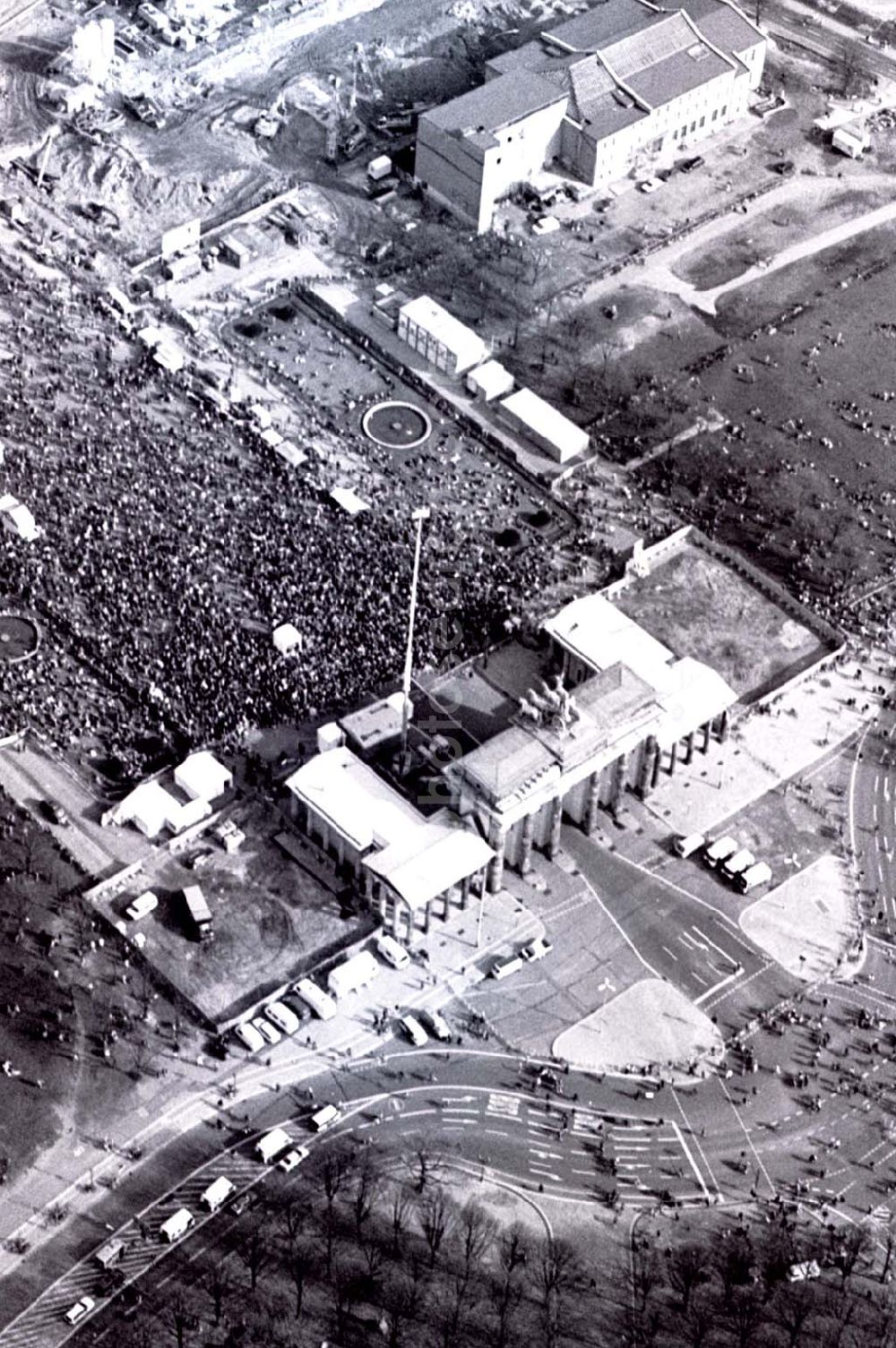 Aerial image Berlin - 02.04.1995 Fahrrad-Korso am Brandenburger Tor