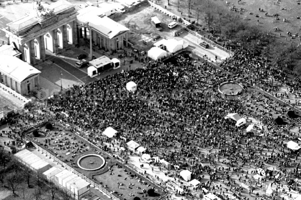 Berlin from above - 02.04.1995 Fahrrad-Korso am Brandenburger Tor