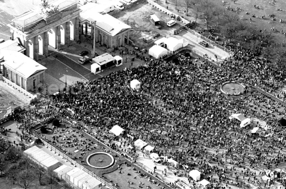 Berlin from the bird's eye view: 02.04.1995 Fahrrad-Korso am Brandenburger Tor