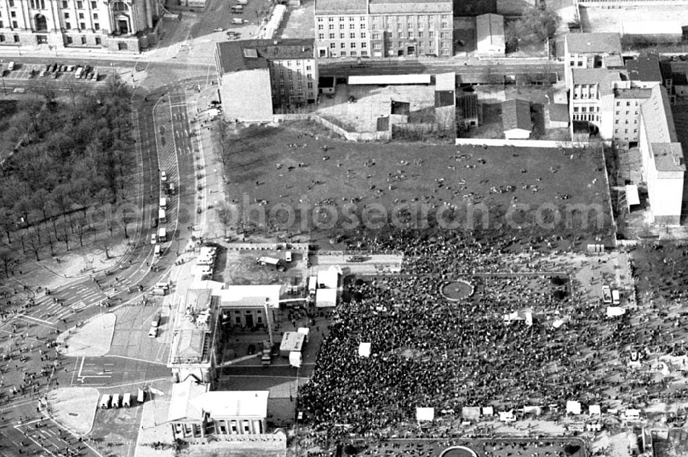 Aerial image Berlin - 02.04.1995 Fahrrad-Korso am Brandenburger Tor