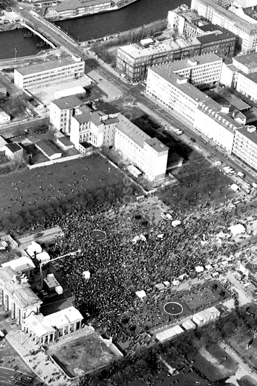 Berlin from above - 02.04.1995 Fahrrad-Korso am Brandenburger Tor