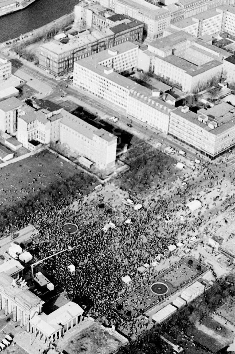 Berlin from the bird's eye view: 02.04.1995 Fahrrad-Korso am Brandenburger Tor