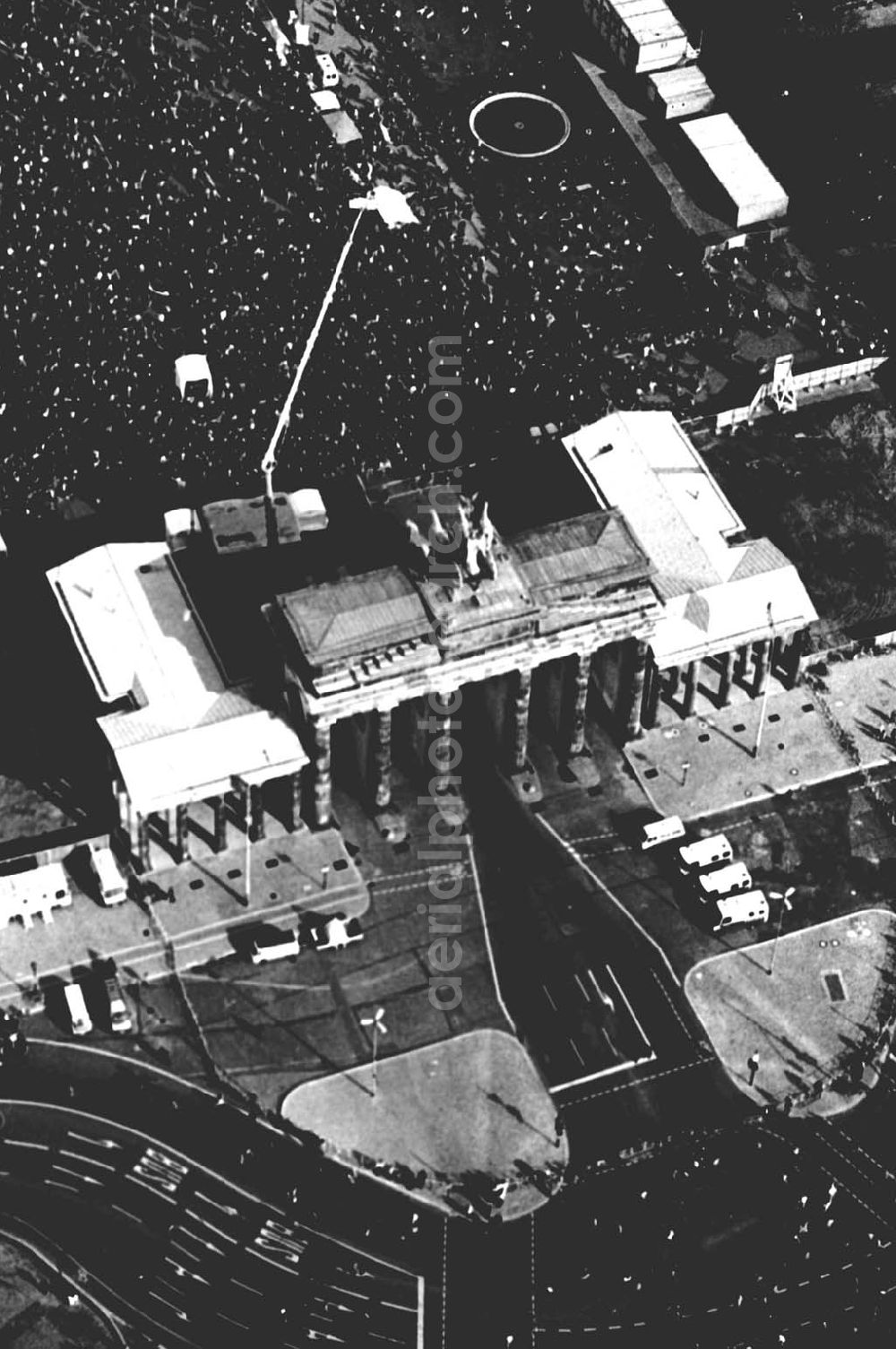 Aerial image Berlin - 02.04.1995 Fahrrad-Korso am Brandenburger Tor