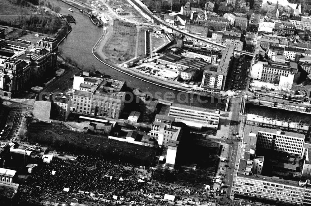 Berlin from above - 02.04.1995 Fahrrad-Korso am Brandenburger Tor