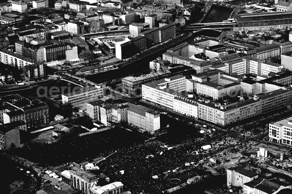 Berlin from the bird's eye view: 02.04.1995 Fahrrad-Korso am Brandenburger Tor