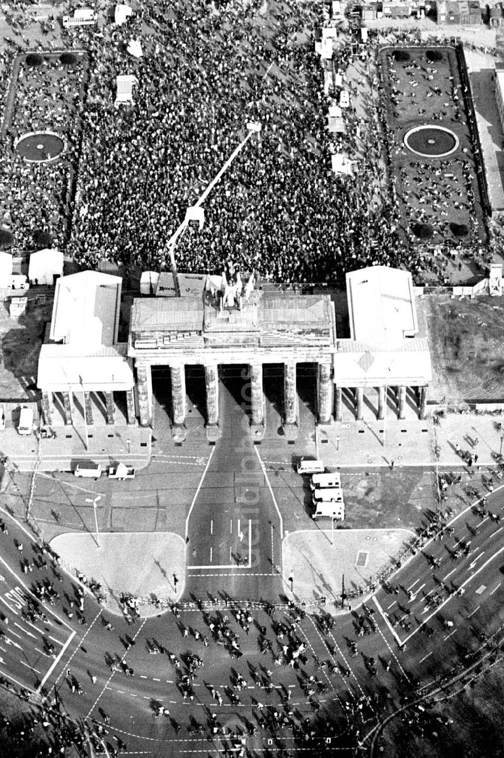 Aerial image Berlin - 02.04.1995 Fahrrad-Korso am Brandenburger Tor