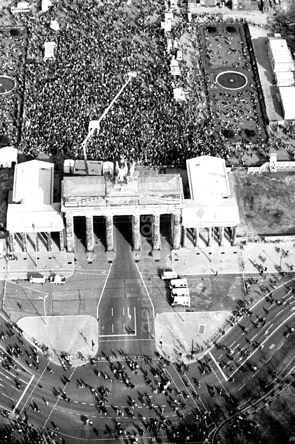 Aerial photograph Berlin - 02.04.1995 Fahrrad-Korso am Brandenburger Tor