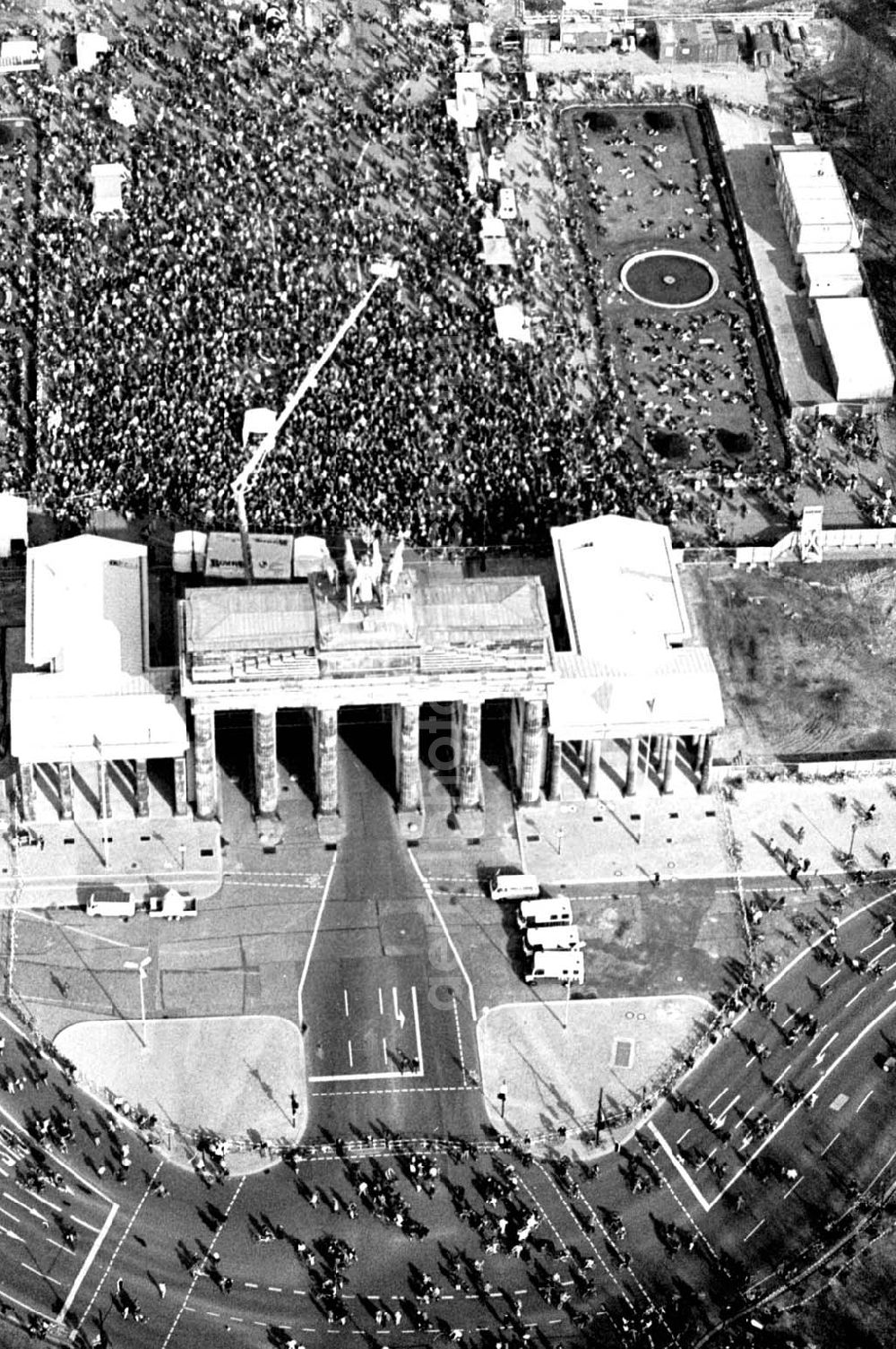 Berlin from above - 02.04.1995 Fahrrad-Korso am Brandenburger Tor