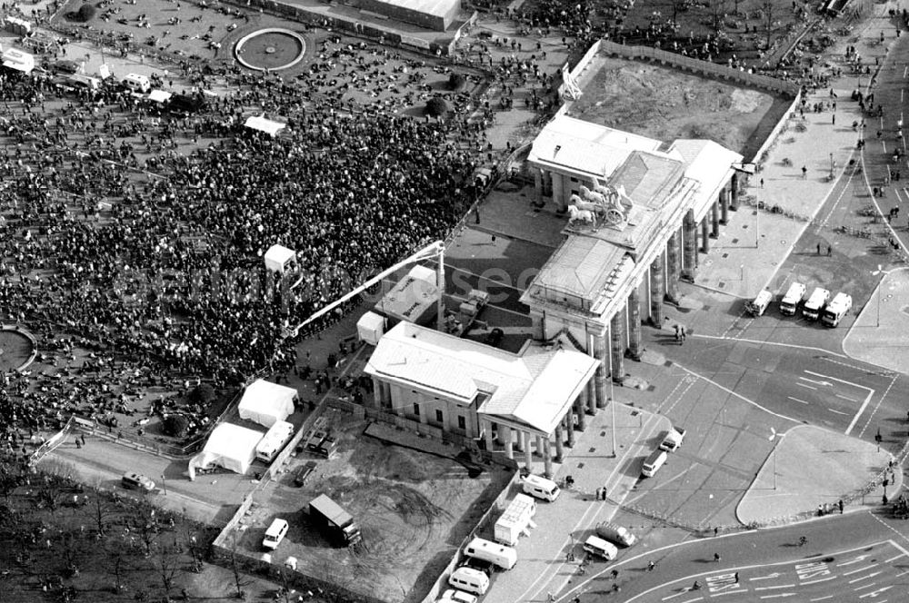 Berlin from the bird's eye view: 02.04.1995 Fahrrad-Korso am Brandenburger Tor