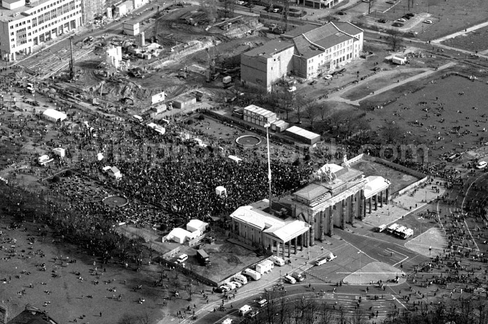 Aerial photograph Berlin - 02.04.1995 Fahrrad-Korso am Brandenburger Tor