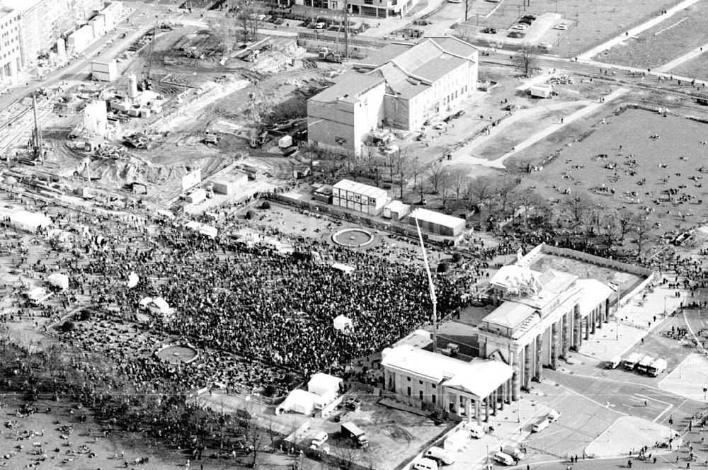 Aerial image Berlin - 02.04.1995 Fahrrad-Korso am Brandenburger Tor