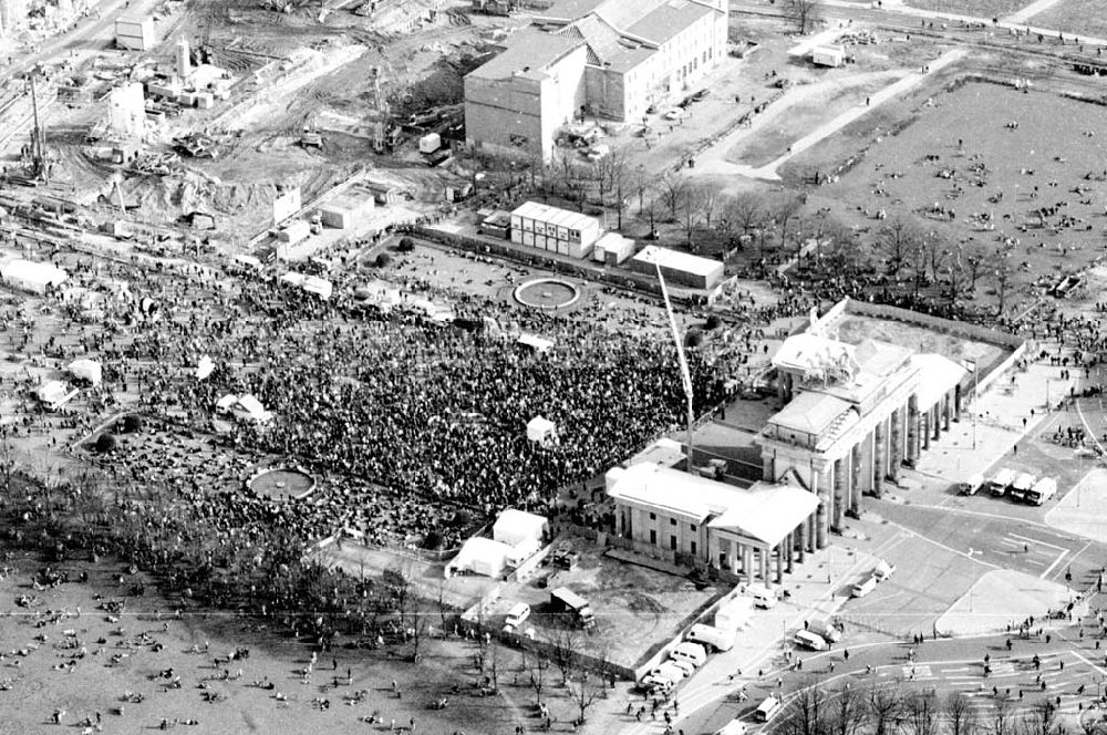 Berlin from above - 02.04.1995 Fahrrad-Korso am Brandenburger Tor