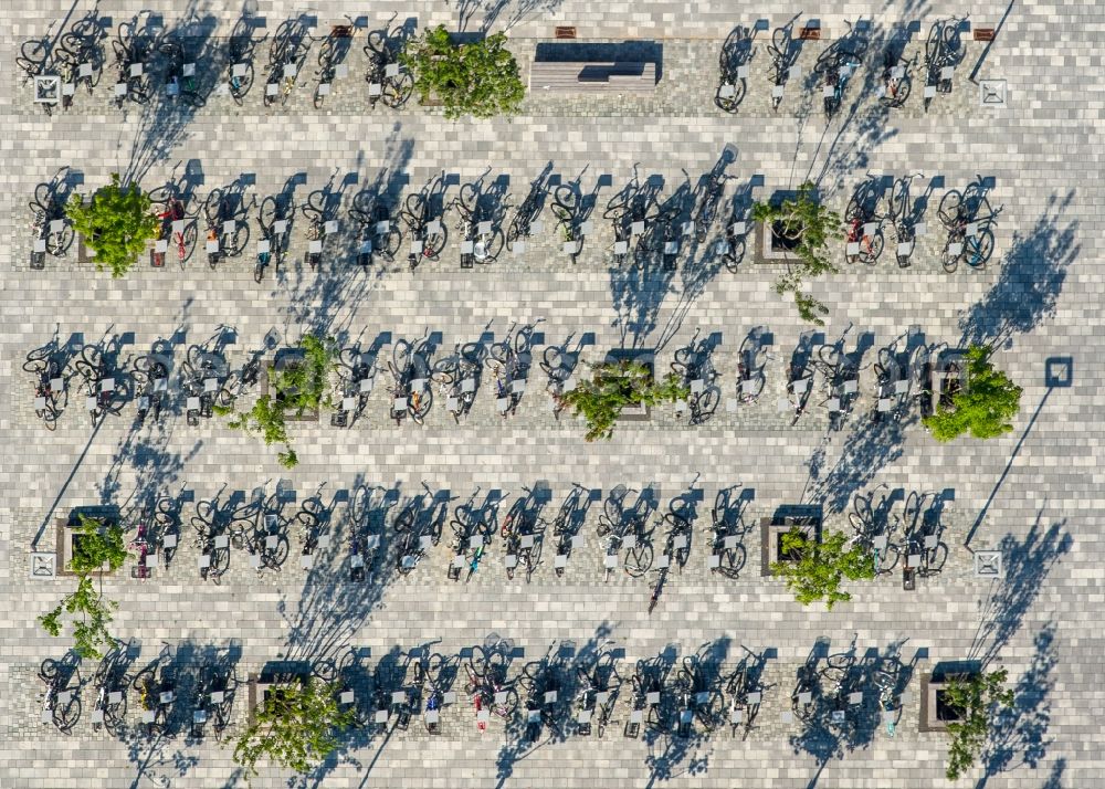 Aerial photograph Bünde - Bike parking- area of the school Gymnasium am Markt in Buende in the state North Rhine-Westphalia