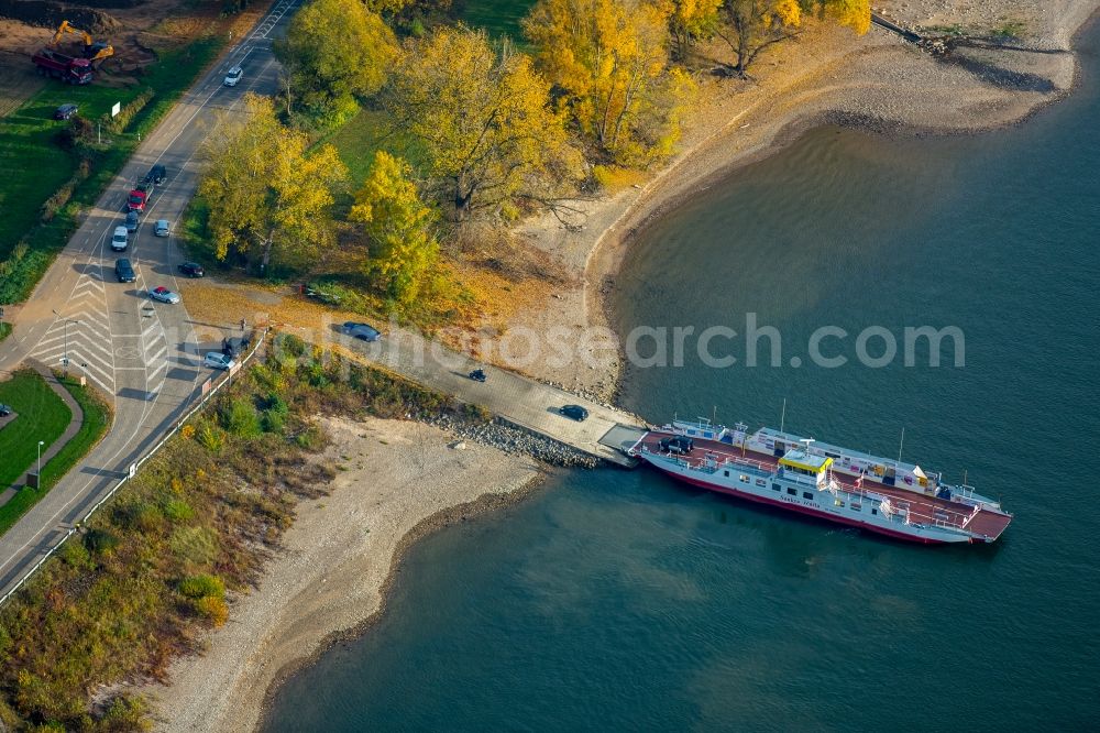 Bad Hönningen from the bird's eye view: Ride a ferry ship on the banks of the Rhine in Bad Hoenningen in the state Rhineland-Palatinate