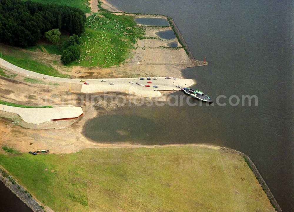 Rheinberg from the bird's eye view: Ride a ferry ship on the banks of the Rhine in Rheinberg in the state North Rhine-Westphalia