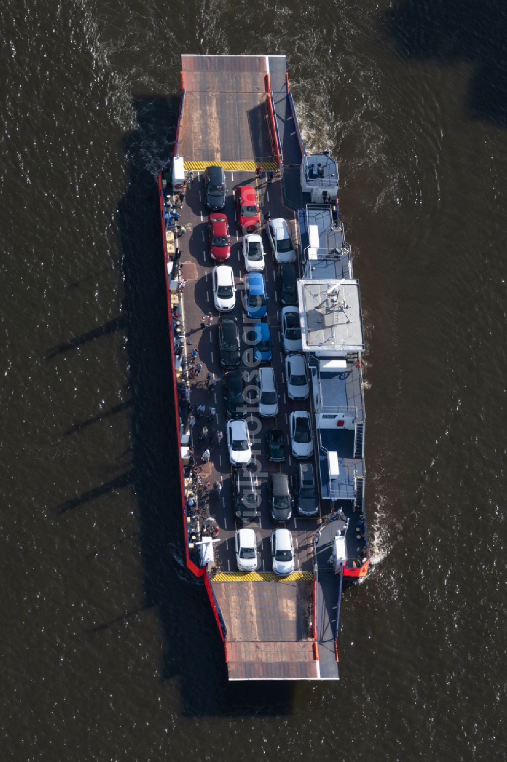 Lemwerder from the bird's eye view: Ride a ferry ship about the Weser on street An der Faehre in Lemwerder in the state Lower Saxony, Germany