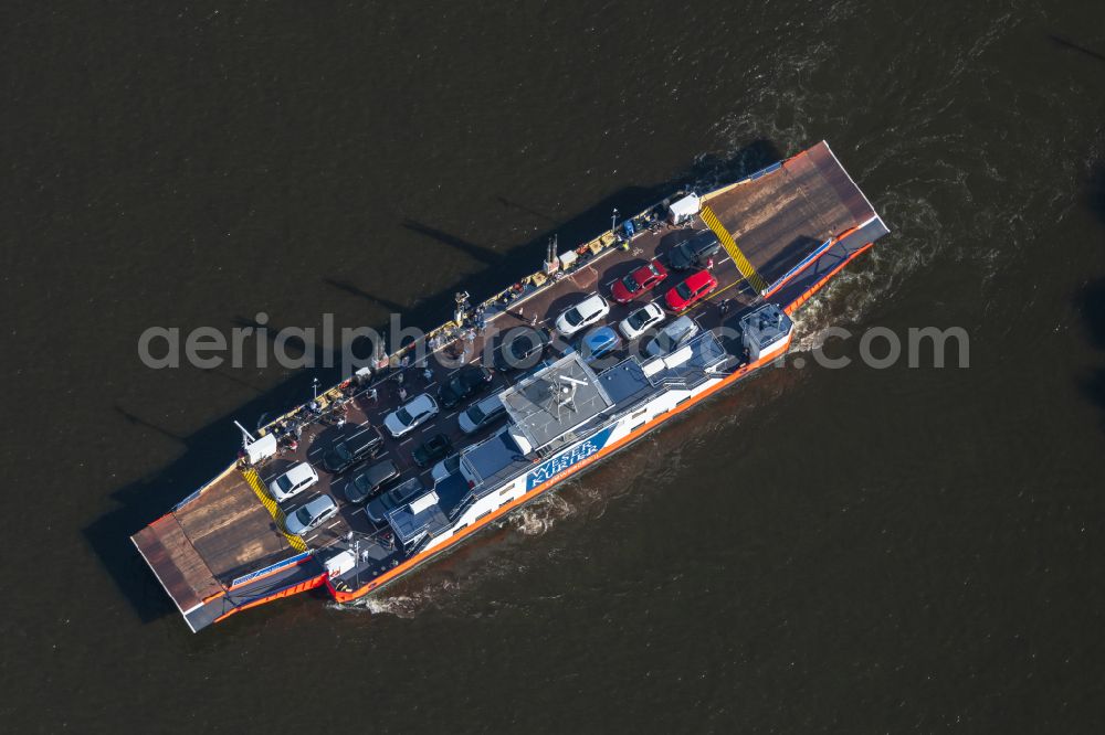 Aerial image Lemwerder - Ride a ferry ship about the Weser on street An der Faehre in Lemwerder in the state Lower Saxony, Germany