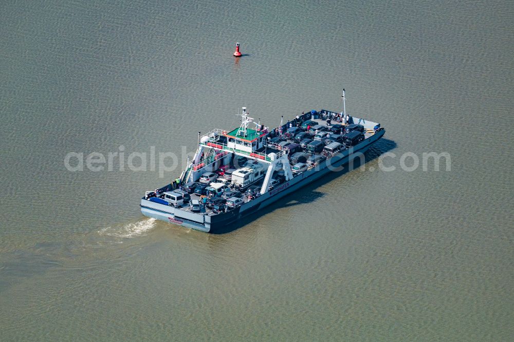 Aerial photograph Drochtersen - Ride a ferry ship FRS Elbfaehre Wischhafen on street Wischhafenersand in Drochtersen in the state Lower Saxony, Germany