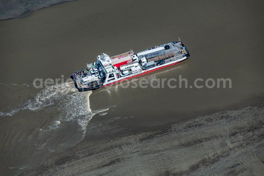 Wischhafen from the bird's eye view: Ride a ferry ship Elbfaehre Wischhafen in Drochtersen in the state Lower Saxony, Germany