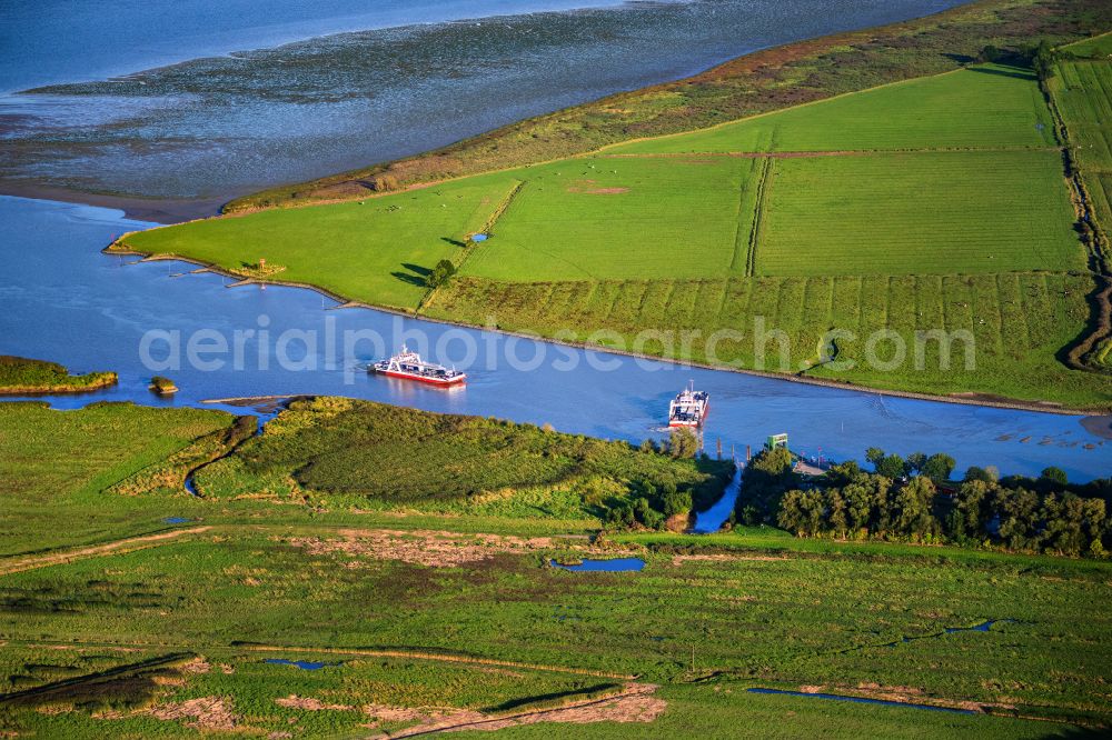 Wischhafen from the bird's eye view: Ride a ferry ship Elbfaehre Wischhafen in Drochtersen in the state Lower Saxony, Germany