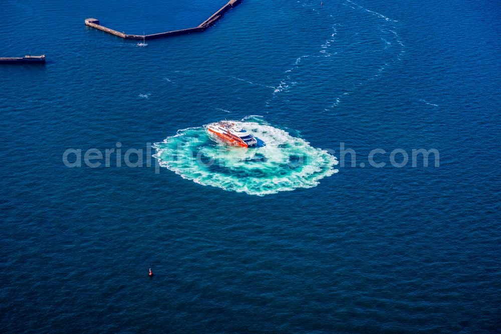 Aerial photograph Helgoland - Trip of a ferry ship FRS Halunder Jet in Heligoland in the state Schleswig-Holstein, Germany