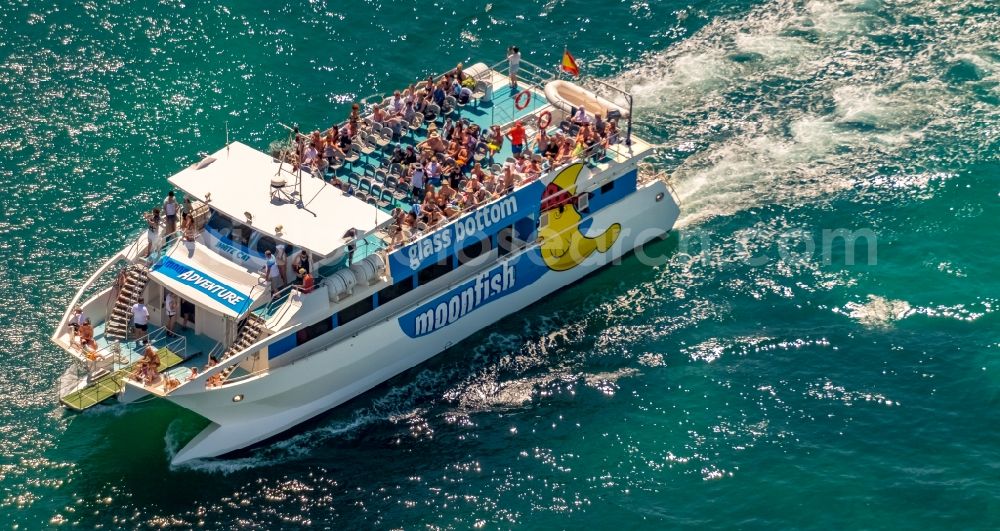 Aerial photograph Porto Cristo - Ride a ferry ship of Katamaran with Glasboden moonfish in Porto Cristo in Balearic islands, Spain