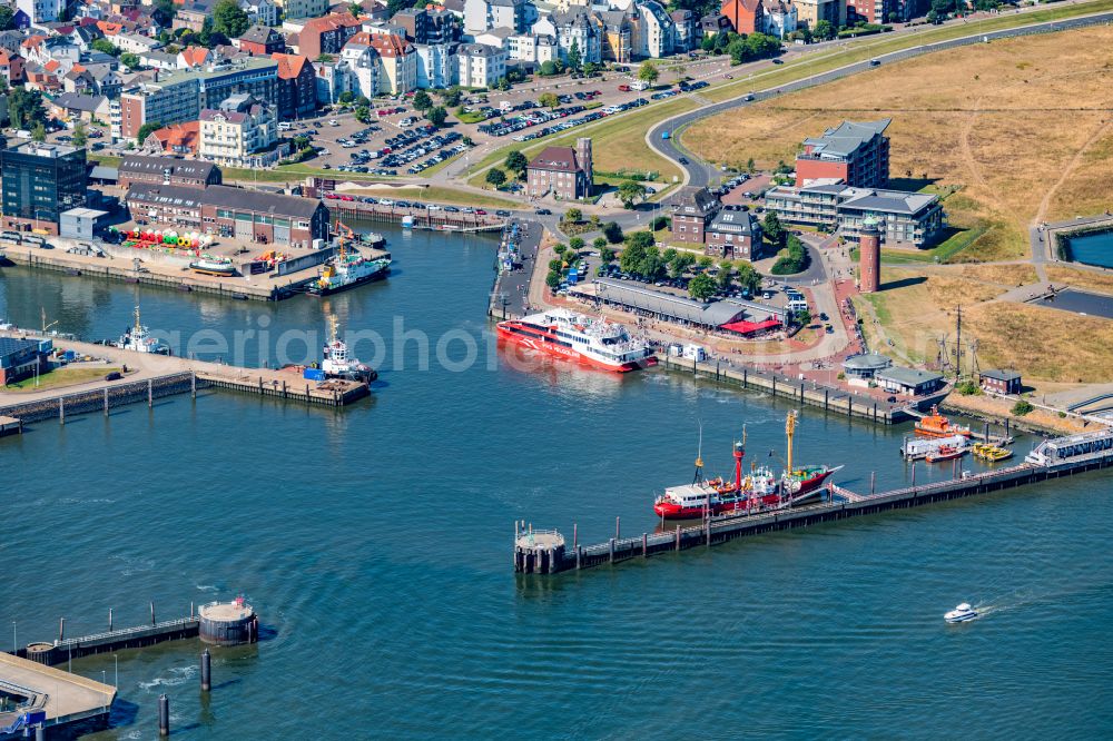 Aerial photograph Cuxhaven - Travel of a ferry ship Katamaran Halunder Jet der FRS Reederei in Cuxhaven habour in the state Lower Saxony, Germany