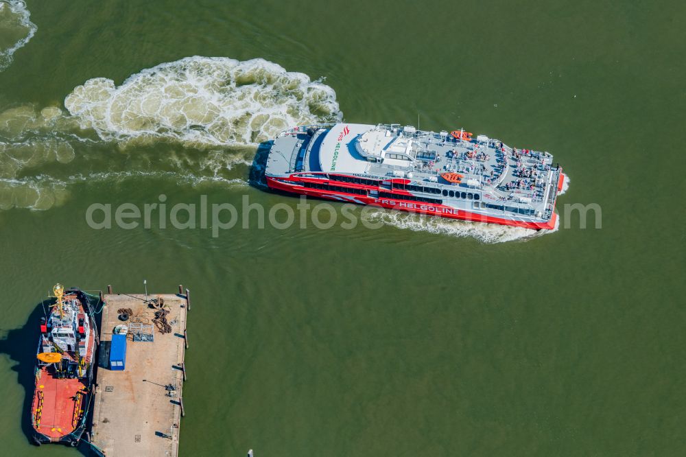 Aerial photograph Cuxhaven - Travel of a ferry ship Katamaran Halunder Jet der FRS Reederei in Cuxhaven habour in the state Lower Saxony, Germany