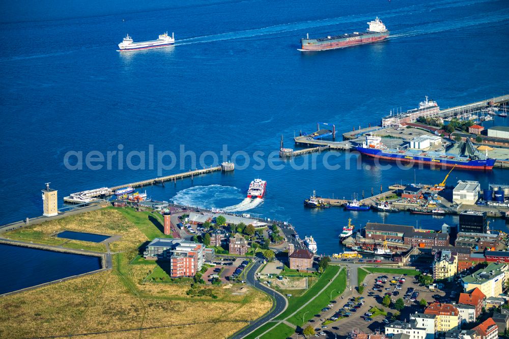 Cuxhaven from the bird's eye view: Travel of a ferry ship Katamaran Halunder Jet der FRS Reederei in Cuxhaven habour in the state Lower Saxony, Germany