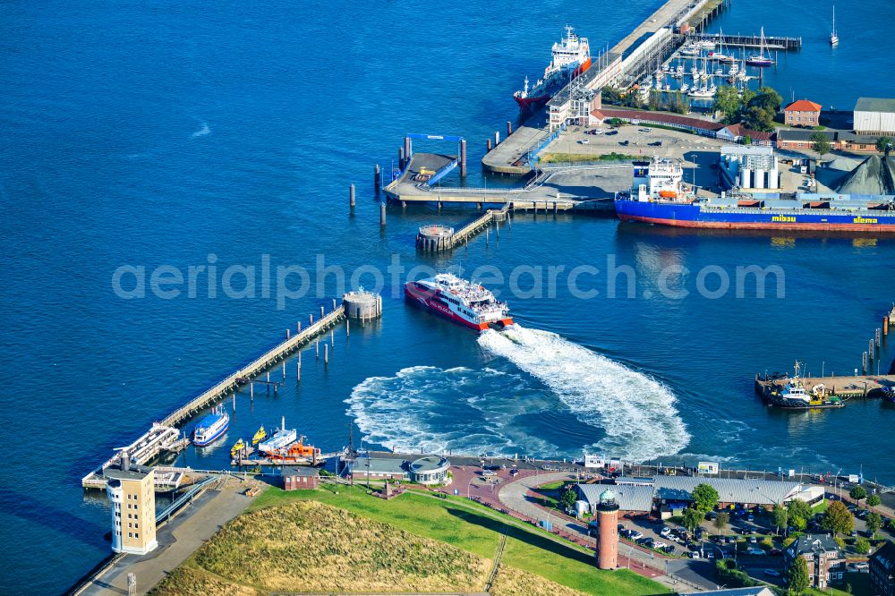 Aerial photograph Cuxhaven - Travel of a ferry ship Katamaran Halunder Jet der FRS Reederei in Cuxhaven habour in the state Lower Saxony, Germany