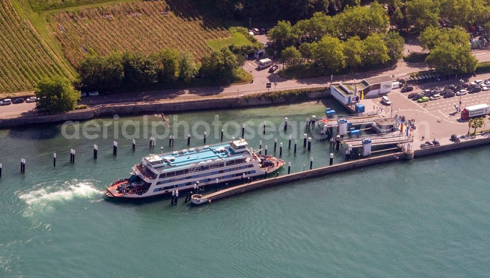 Meersburg from the bird's eye view: Ride a ferry ship Mersburg - Konstanz on Bodensee in Meersburg in the state Baden-Wuerttemberg, Germany