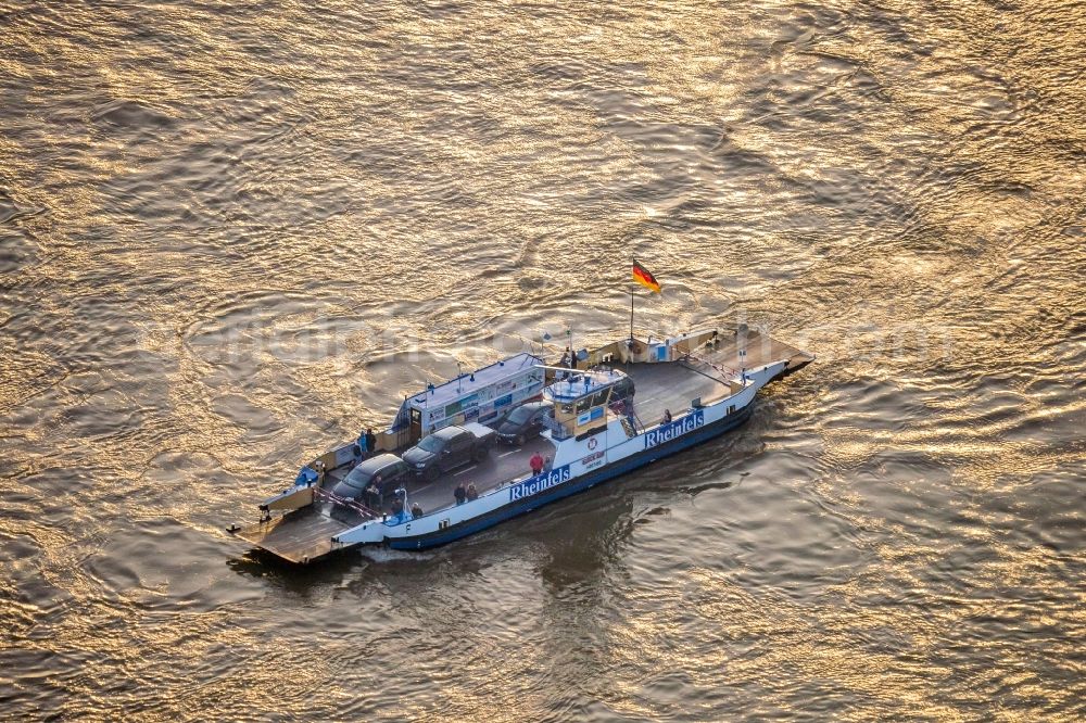 Aerial photograph Rheinberg - Ride a ferry ship Rheinfaehre Walsum on Rhein in Rheinberg in the state North Rhine-Westphalia, Germany