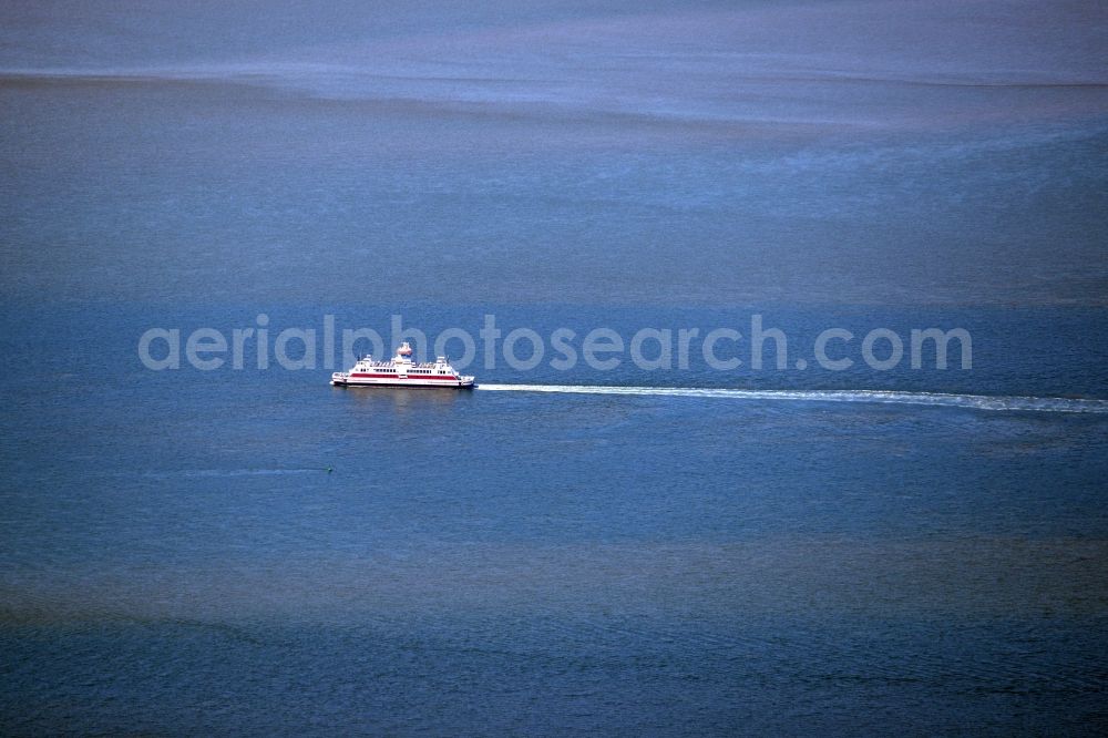 Aerial photograph Langeneß - Ride a ferry ship der Wyker Dampfschiffs-Reederei Foehr-Amrum Gmbh near the holm Langeness in the state Schleswig-Holstein