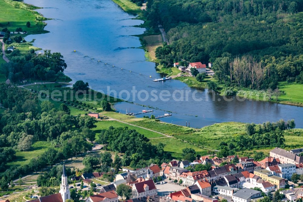 Coswig from the bird's eye view: Ride of a ferry on the Elbe in Coswig in the state Saxony-Anhalt, Germany