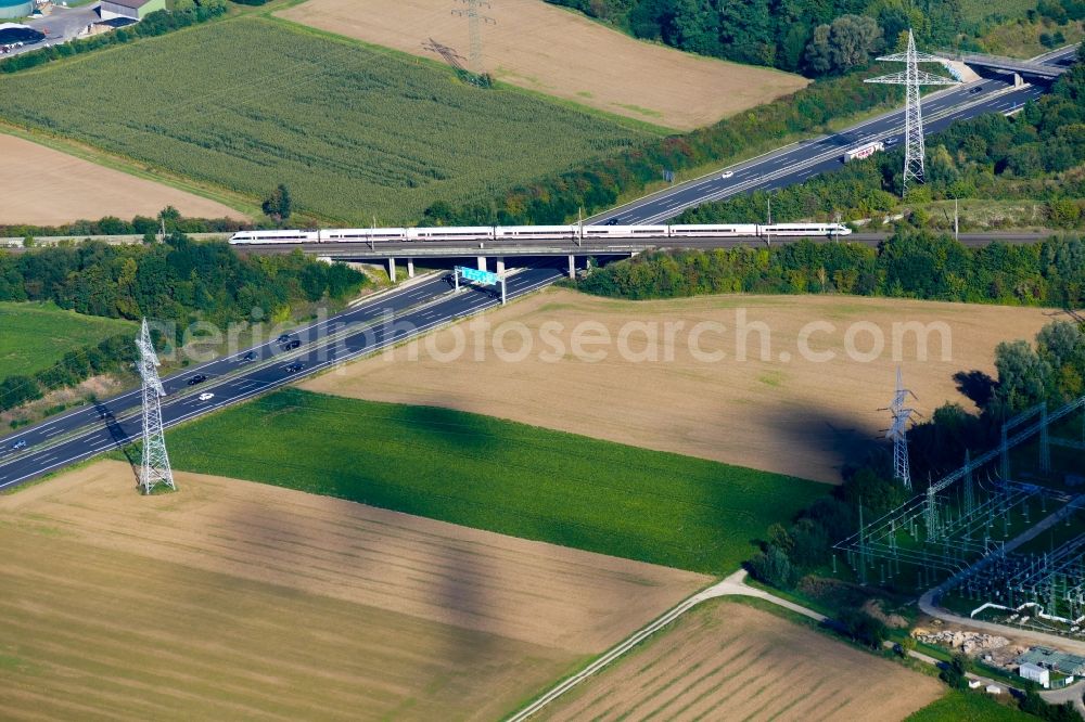 Aerial photograph Mengershausen - Ride a train on the track over the highway and motorway line BAB A7 in Mengershausen in the state Lower Saxony, Germany