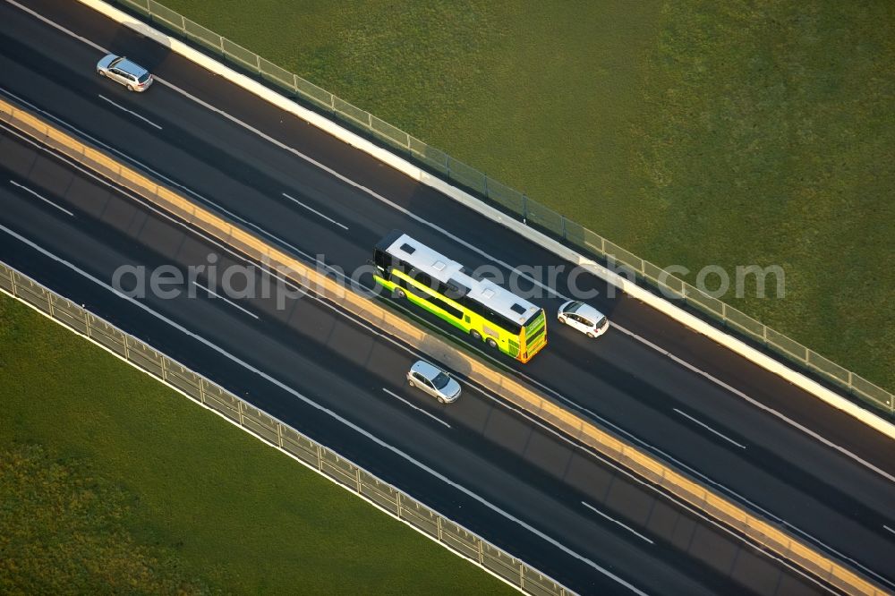 Mülheim an der Ruhr from the bird's eye view: Vehicle of FlexBus on Ruhrtal Bridge in Muelheim an der Ruhr in the state of North Rhine-Westphalia. The bridge is a part of the federal motorway A52