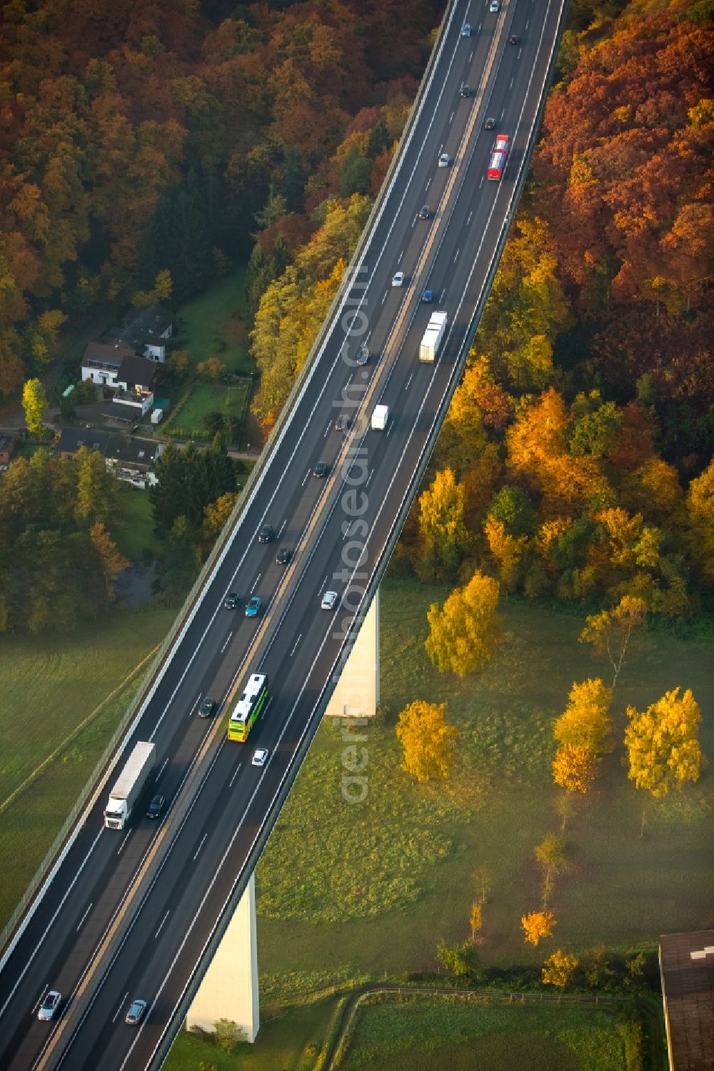 Aerial photograph Mülheim an der Ruhr - Vehicle of FlexBus on Ruhrtal Bridge in Muelheim an der Ruhr in the state of North Rhine-Westphalia. The bridge is a part of the federal motorway A52