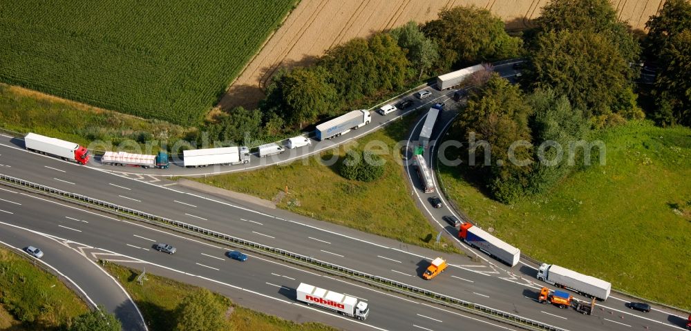 Aerial photograph Hamm Rhynern - Vehicle in the oncoming traffic diversions from the accident of a truck - collision on the motorway - Driveway Rhynern the motorway A2 motorway in Hamm in North Rhine-Westphalia