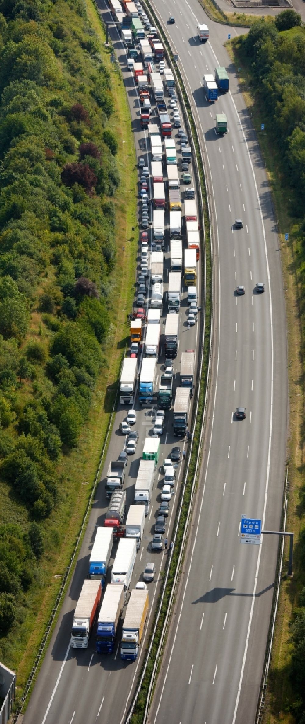 Hamm Rhynern from above - Vehicle diversions from the accident of a truck - collision on the motorway A2 motorway in Rhynern Hamm in North Rhine-Westphalia